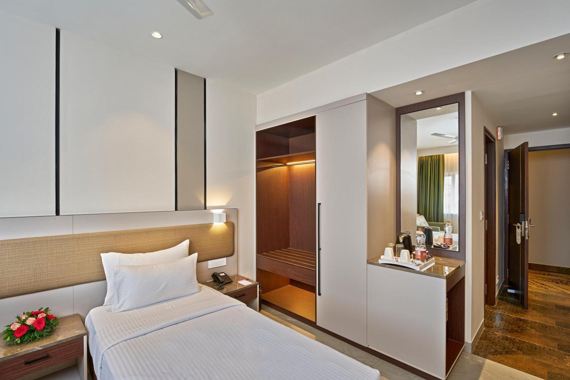 Hotel Abad Kochi Buitenkant foto